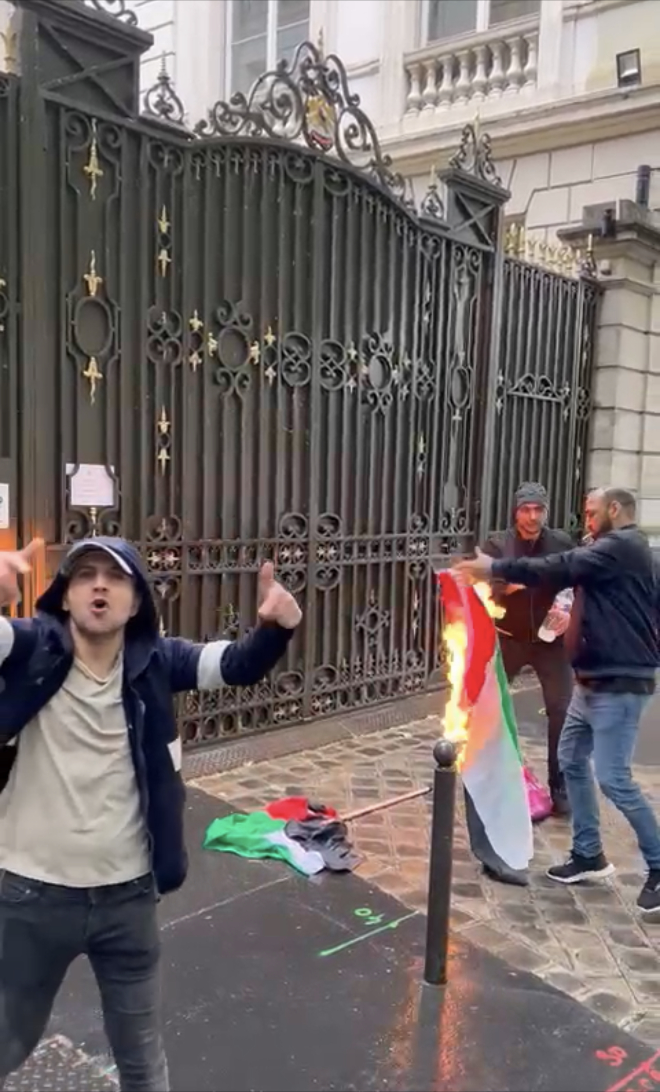 Demonstranten gegen den Ukraine-Krieg verbrennen Flaggen der VAE und versuchen, die Botschaft in Paris zu stürmen