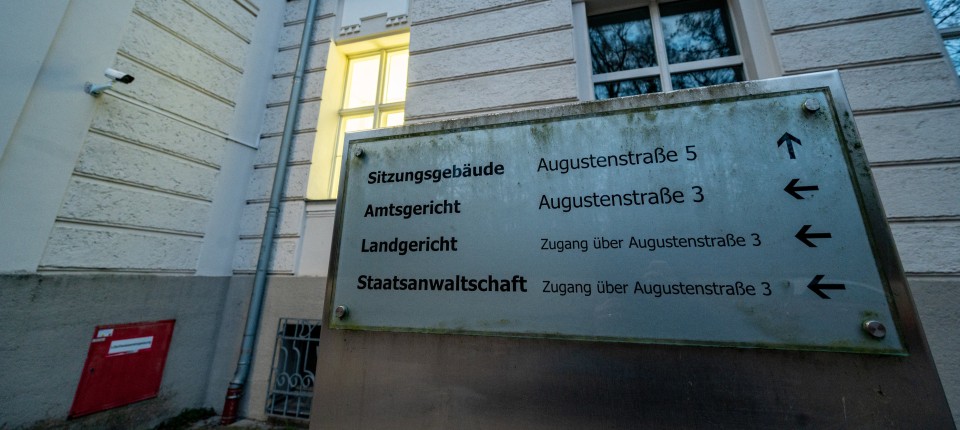 Verurteilter Mörder flüchtet aus Regensburger Amtsgericht