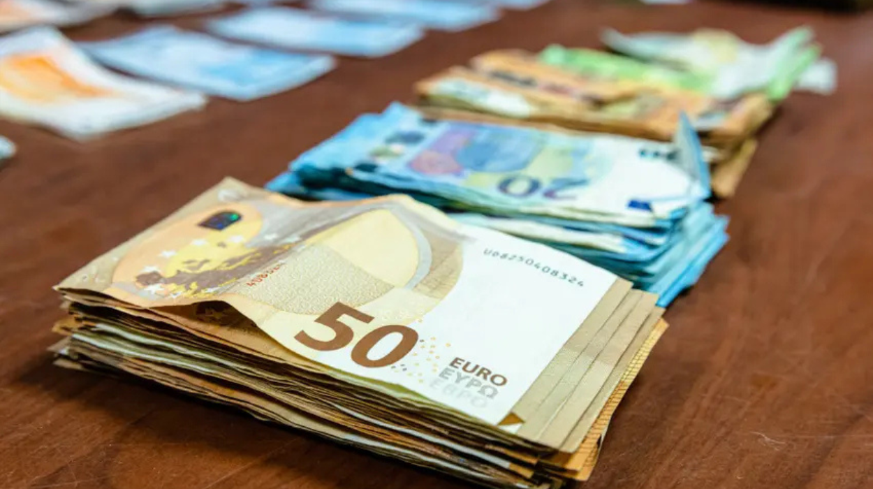 La France vers une société sans cash : un appel du ministre Gérald Darmanin