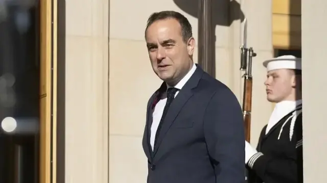 Le gouvernement français sous Lecornu survit au premier vote de défiance