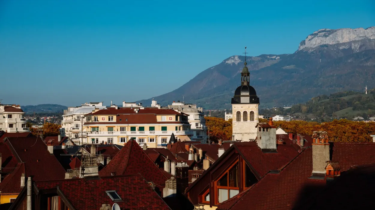 Annecy, la « Venise des Alpes » : Un village médiéval méconnu aux canaux enchanteurs